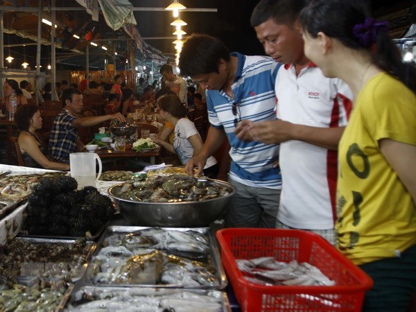 Du khách chọn mua mặt hàng hải sản tại chợ đêm Dinh Cậu